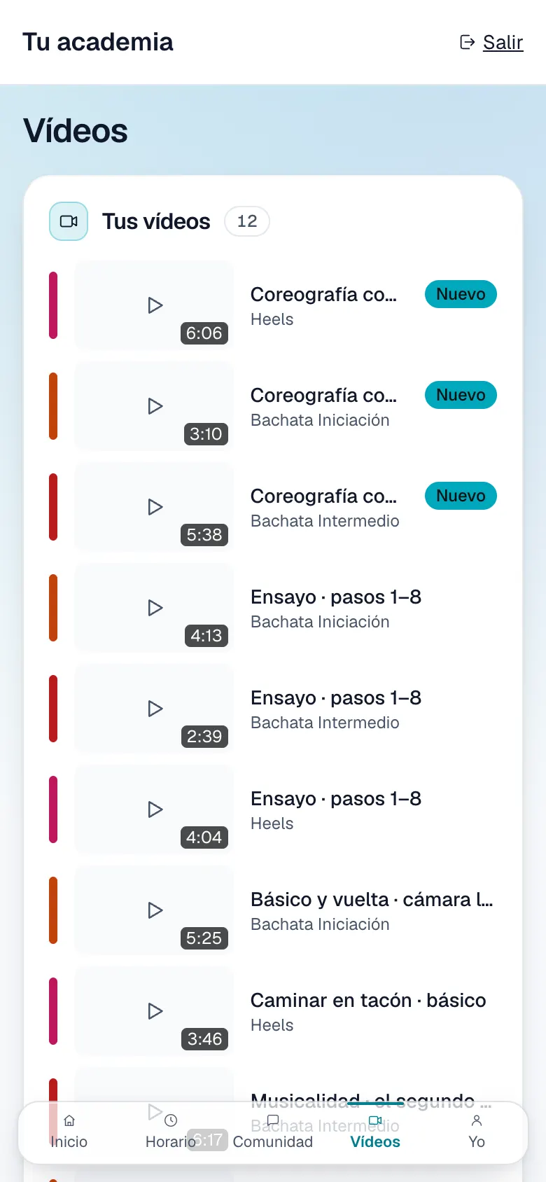 Los vídeos de clase en la app, cada uno con su grupo y los más recientes marcados como nuevos